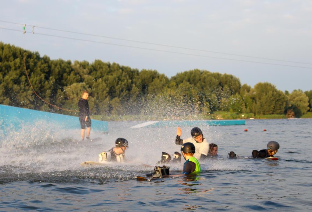 Wasserski- und Wake- boardanlage, menschen 