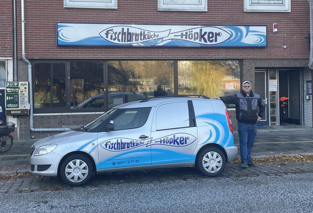 Frank Höpker neben seinem Auto
