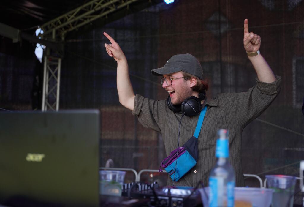 In Bremerhaven wächst die Technoszene rasant - viele Raves in diesem Sommer! DJ am Mischpult