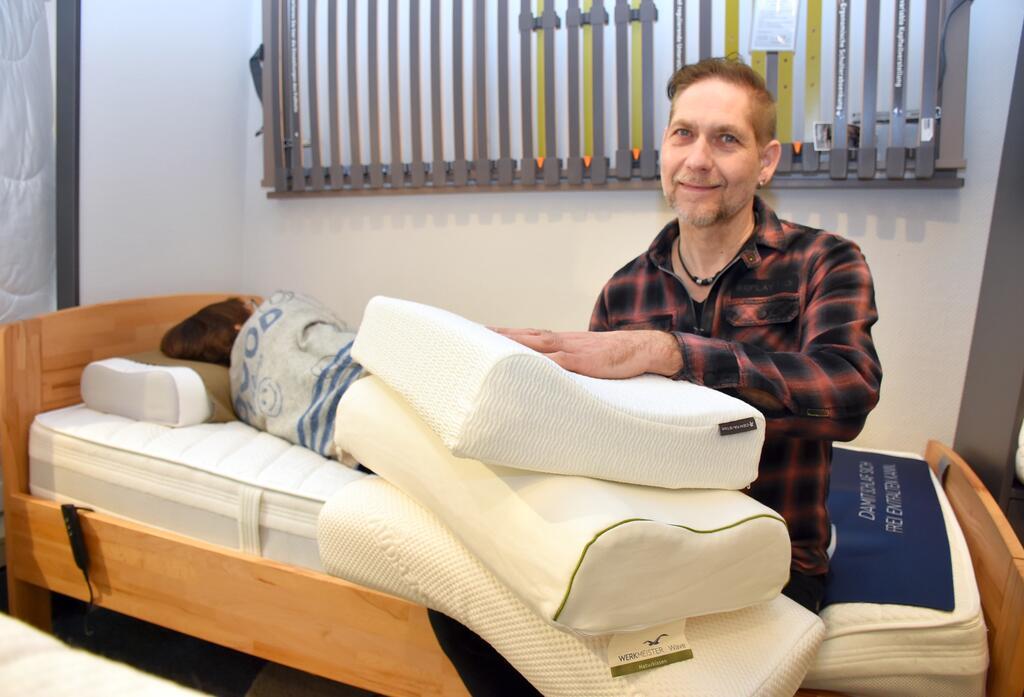 Ralf Neemann mit Kissen in der Hand