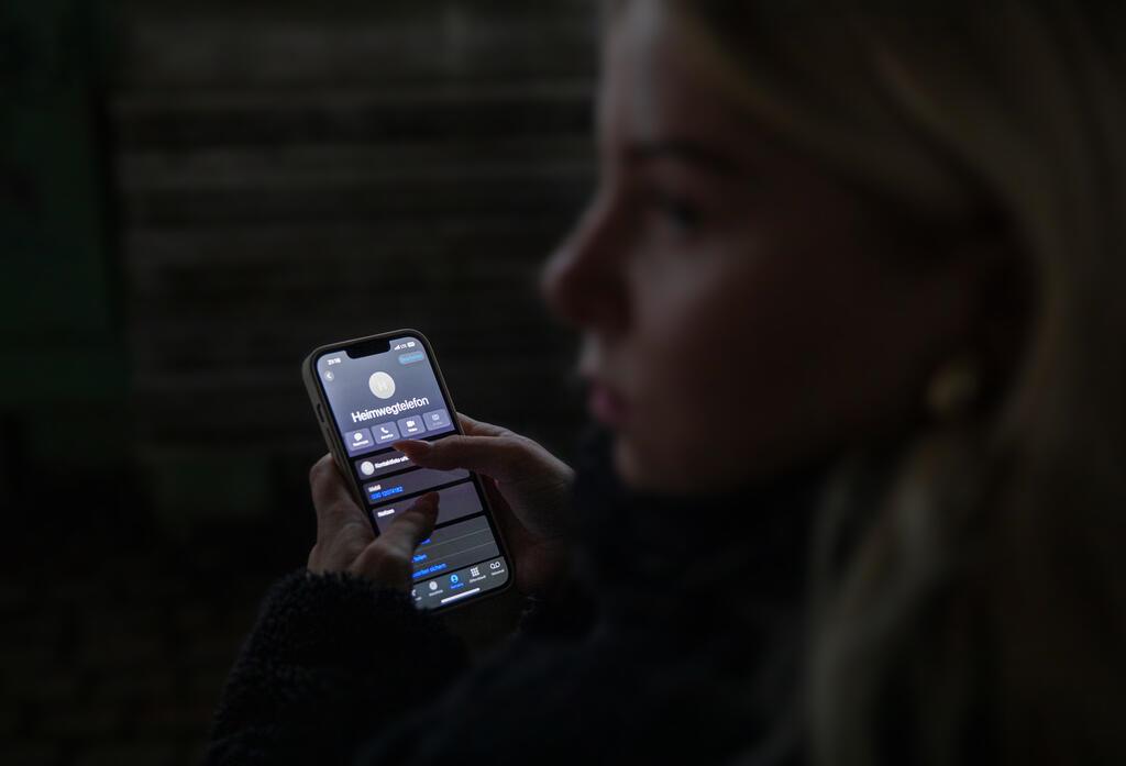 Heimwegtelefon - Handyhotline für ein sicheres Gefühl Frau mit Handy